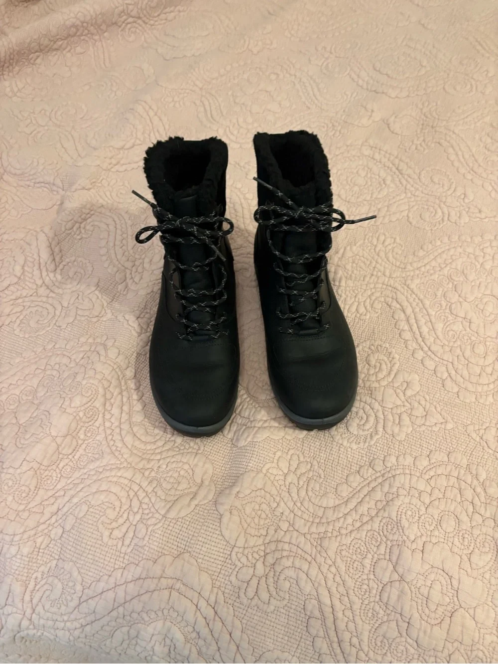 Ecco fits women